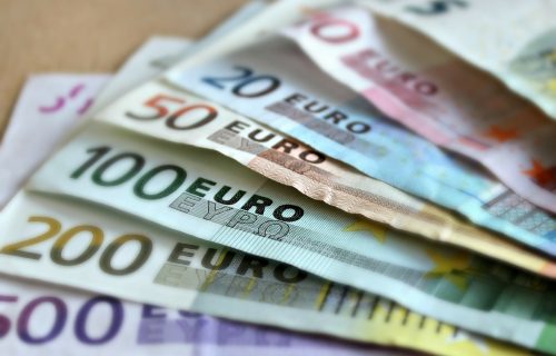 Srednji kurs dinara za evro danas 117,1397, za dolar 108,1522