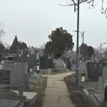 Neobična pločica sve češće na grobljima u Srbiji: Kad joj prinesete telefon prikazuje pokojnike