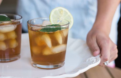 Piće koje osvežava, a lako se pravi kod kuće: Ledeni čaj od breskve koji je bolji od kupovnog