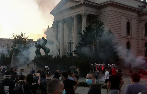 Isključena dva člana SPS zbog učešća u nasilnim protestima ispred Skupštine, smenjen Škundrić