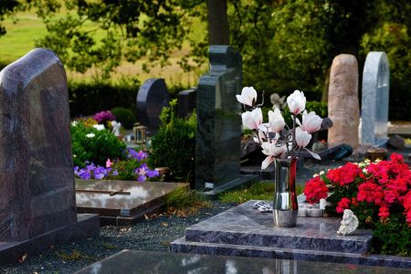 Spomenici razbijeni i porušeni, groblje oronulo: Srbi na zadušnice u Prištini obišli grobove pokojnika