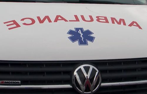 Sudar automobila i teretnog voza: Povređen vozač hitno prebačen u bolnicu