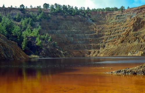 Ljudi se guše, oči im krvare, a PLIKOVI iskaču: Ovo je najopasnije jezero na svetu, umire se za 15 minuta