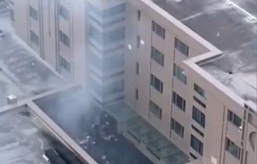 Kinezi SPALJUJU dokumenta konzulata u SAD, ne daju vatrogascima da priđu (VIDEO)