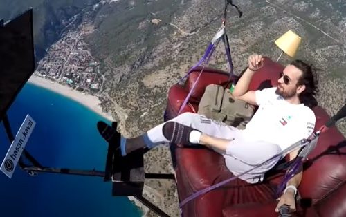 Premestio sobu u vazduh: Paraglajder sa sobom na let poneo kauč, lampu i televizor (VIDEO)