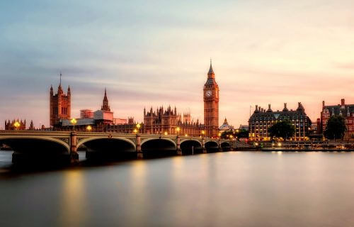 Britanija ukida karantin za putnike iz 75 zemalja, spisak do kraja nedelje