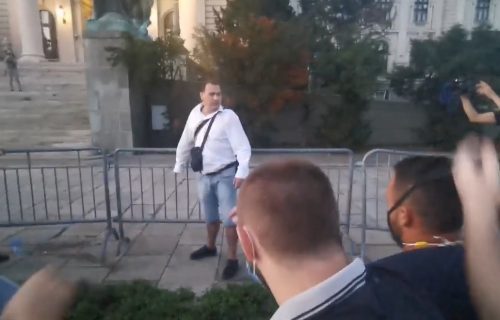 Baci NOŽ! Pogledajte DRAMATIČAN snimak borbe sa napadačem i ubadanja ispred Skupštine (VIDEO)