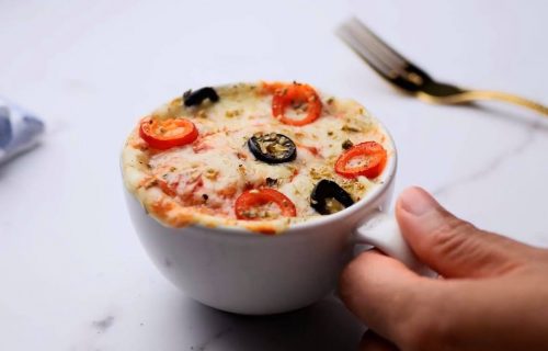 Večera za svega nekoliko minuta: Napravite preukusnu picu u ŠOLJI (RECEPT+VIDEO)