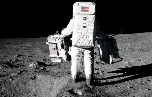 Zastava sa Meseca prodata za 31.000 dolara! Predmeti iz Apollo misija na aukciji (FOTO+VIDEO)
