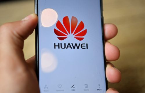 Džonson se predomislio, proteruju Huawei do 2027! Velika Britanija rizikuje gnev Kine