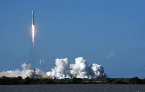 SpaceX lansirao vojni satelit Južne Koreje, a njihov naredni klijent lovi pirate (VIDEO)