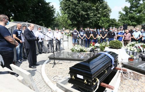 Ovo kida i najtvrđa srca: Sačekao da svi odu sa sahrane, a onda je prišao Petkovom grobu... (FOTO)