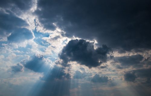 Očekuje nas VREMENSKI rolerkoster: U Srbiji danas smenjivanje oblaka i sunca, na planinama sneg