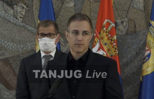 Policajcu slomili OBE NOGE na stepenicama Skupštine: Stefanović izneo jezive detalje divljanja huligana