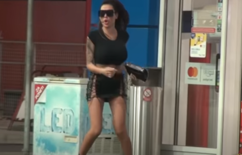 Tijana Ajfon bez DONJEG VEŠA u javnosti? Prekratka suknja raspalila maštu prolaznicima! (VIDEO)