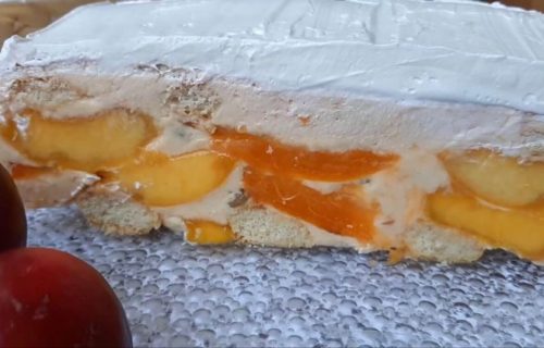 Savršena letnja POSLASTICA: Torta sa breskvama i piškotama za koju vam neće trebati rerna (RECEPT+VIDEO)