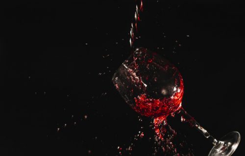 Prosuli ste crno VINO na omiljenu belu košulju? Nikakav problem: Imamo 6 proverenih REŠENJA