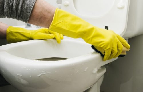 Žena (34) UMRLA četiri dana nakon što je čistila kupatilo: Pomešala ova dva sastojka koja su je UBILA!