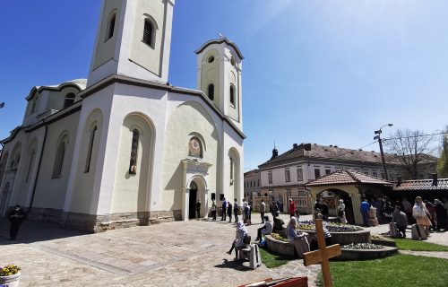 Lopov kome ništa nije sveto: Pokrao ženu u crkvi u Čačku, poljubio IKONU i izašao!