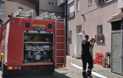 Buknuo požar u zgradi u Čačku: Lazar na rukama izneo nepokretnu baku kako se ne bi ugušila u dimu (FOTO)