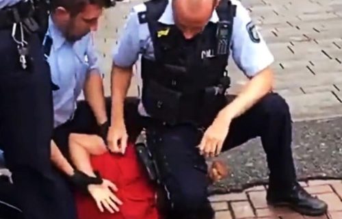 Policajac PRITISKA VRAT svom težinom maloletnom momku: Otvorena istraga u Nemačkoj zbog ovog snimka! (VIDEO)