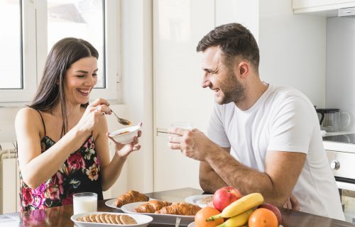 Živeli ste u zabludi? Evo kada TAČNO morate da doručkujete, ručate i večerate, a da izgledate TOP!