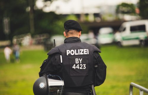 "Neko PUCA SA PROZORA ZGRADE": Uhapšen maloletnik iz BiH koji je otvorio vatru na prolaznike u Austriji