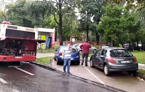 Karambol na Voždovcu: Autobus se zapalio, pa udario u parkirani automobil