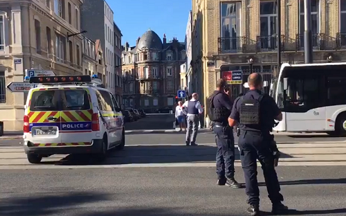 Talačka kriza na severu Francuske: Otmičar drži taoce u banci, ne želi novac (VIDEO)