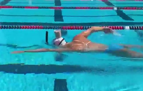 Dosadilo joj da trenira "normalno": Olimpijska šampionka plivala sa punom ČAŠOM MLEKA na glavi! (VIDEO)