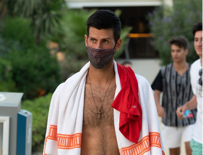 Vodi računa o merama zaštite: Paparaci pronašli Novaka, hoda bos, sa NEOBIČNOM maskom na licu (FOTO)