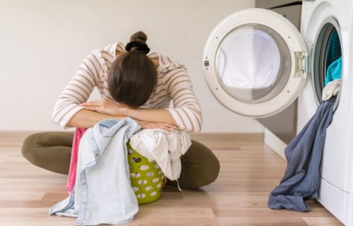 Omiljenu BELU bluzu ste slučajno oprali sa šarenim vešom? Skinite BOJU brzo i efikasno