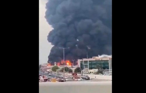 Stravičan požar buknuo na pijaci u Emiratima, sve spasilačke ekipe na licu mesta (VIDEO)