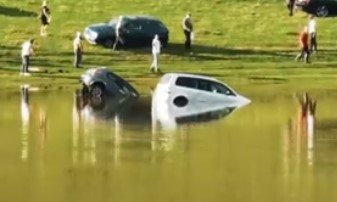 ŠOK-SNIMAK! Jezero u Srbiji PROŽDIRE automobile: Ljudi gledaju svoje ljubimce kako nestaju i plaču