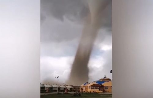 Nebo je odjednom postalo crno: Zastrašujući snimci tornada u Kini (VIDEO)