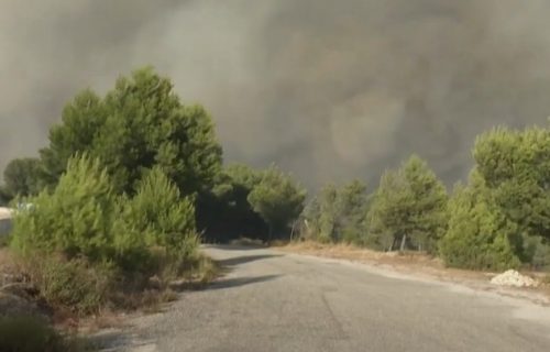 Veliki požar kod Marseja: Povređeno 22 ljudi, objekti uništeni, vatrena stihija HRLI ka moru (VIDEO)