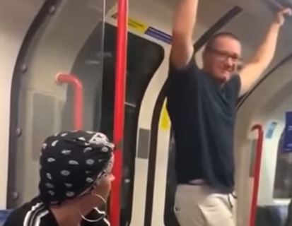 INSTANT KARMA! Sin bogataša vređao tamnopute mladiće u metrou, pa završio ONESVEŠĆEN na podu (VIDEO)