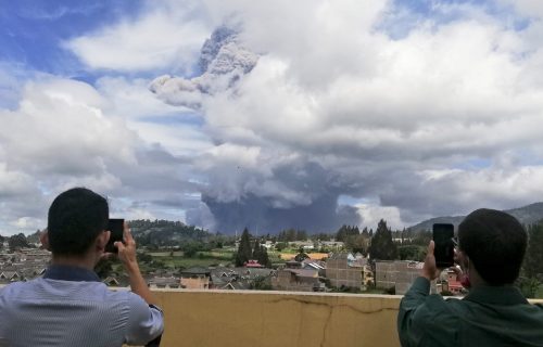 Pepeo LETEO 5.000 metara u visinu: Erupcija vulkana na Sumatri, meštani strahuju od izlivanja LAVE (FOTO)