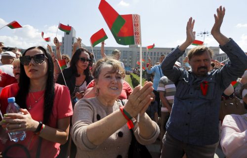 "Mi smo odabrali, hoće da nam UKRADU POBEDU": Lukašenkove pristalice izašle na ulice Minska (FOTO)