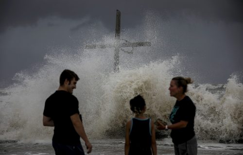 Lora postala ZASTRAŠUJUĆE SNAŽAN uragan: Sprema se da POTOPI Ameriku, naređena hitna evakuacija (FOTO)