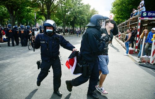 HAOS u Berlinu: Desetine hiljada protestvovalo, PROBILI kordon, gađali policiju kamenicama (FOTO+VIDEO)