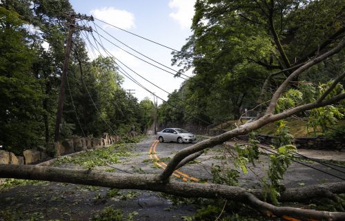 Uragan nemilosrdno kosi sve pred sobom u Americi: Oko 2,8 miliona kuća bez struje, ima i mrtvih (FOTO)