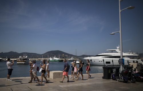 Širom Francuske zbog pogoršane situacije obavezne maske