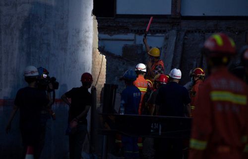 Užasna nesreća u Kini: Restoran se URUŠIO, vatrogasci vade preživele,POGINULO 13 ljudi (VIDEO)
