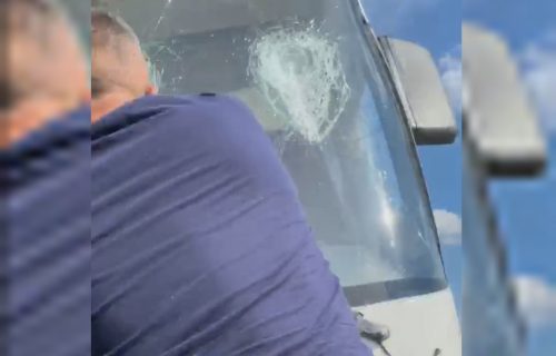 Motkom polupao stakla na autobusu sa migrantima, specijalci MUP-a čuvaju kamp (VIDEO)