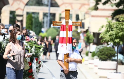 TUŽNA POVORKA: Bivši asovi ispratili legendu, a ovaj detalj na kovčeg su stavile najvatrenije pristalice!