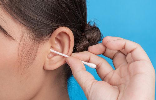 Lekari upozoravaju: Zaboravite na ŠTAPIĆE za uši ako želite da sačuvate SLUH!