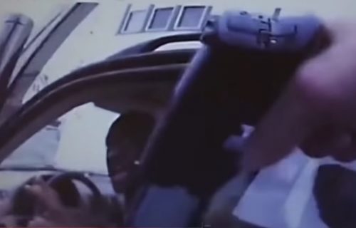 Džordž Flojd sve vreme molio da ga ne upucaju: Novi snimak hapšenja koje je potreslo SAD (VIDEO)