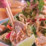 Obožavaćete je! Salata sa piletinom i nudlama u sosu od kikiriki putera (RECEPT+VIDEO)