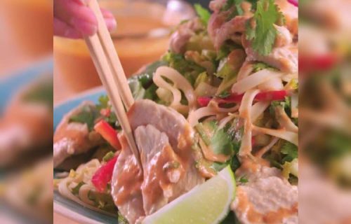 Obožavaćete je! Salata sa piletinom i nudlama u sosu od kikiriki putera (RECEPT+VIDEO)